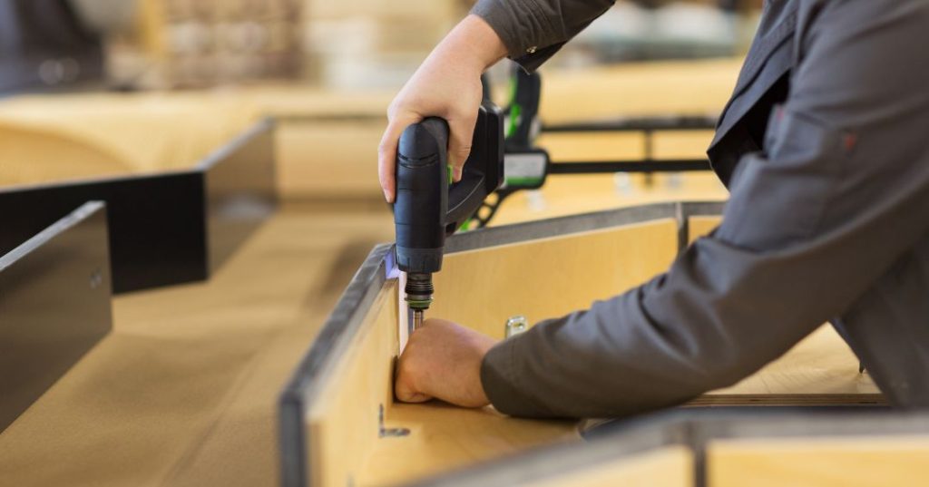 Como Montar Guarda-Roupa em Fortaleza: 5 Passos e Dicas capa montador de moveis em Fortaleza